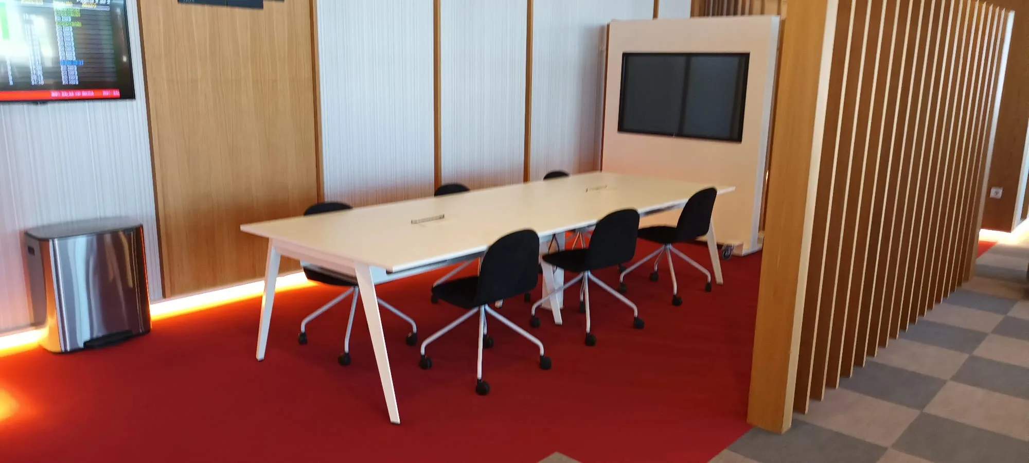 Moderne Konferenzraum mit Tisch und Stühlen
