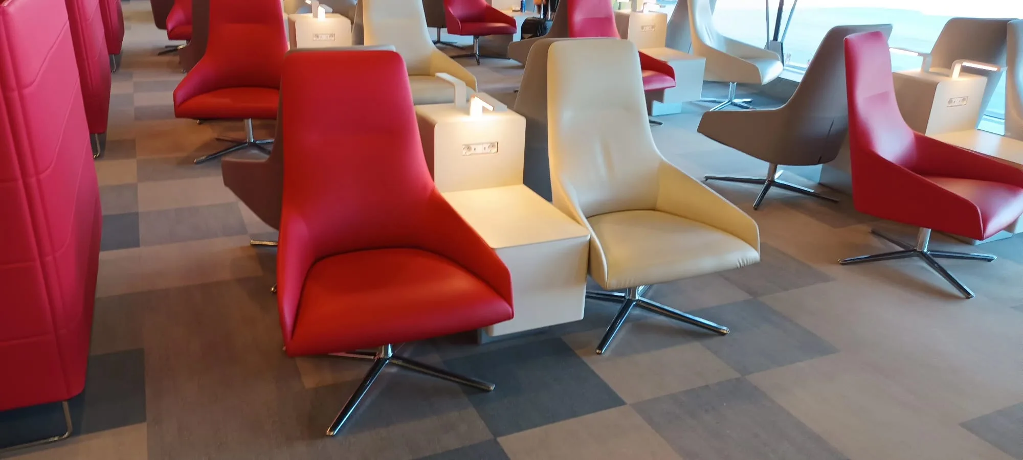 Rote und weiße Sessel in einem Loungesaal