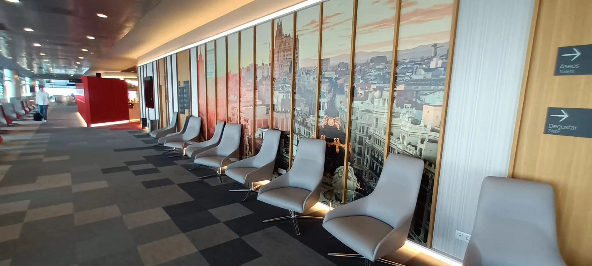 Lounge mit Sesseln und Wandbild von Madrid