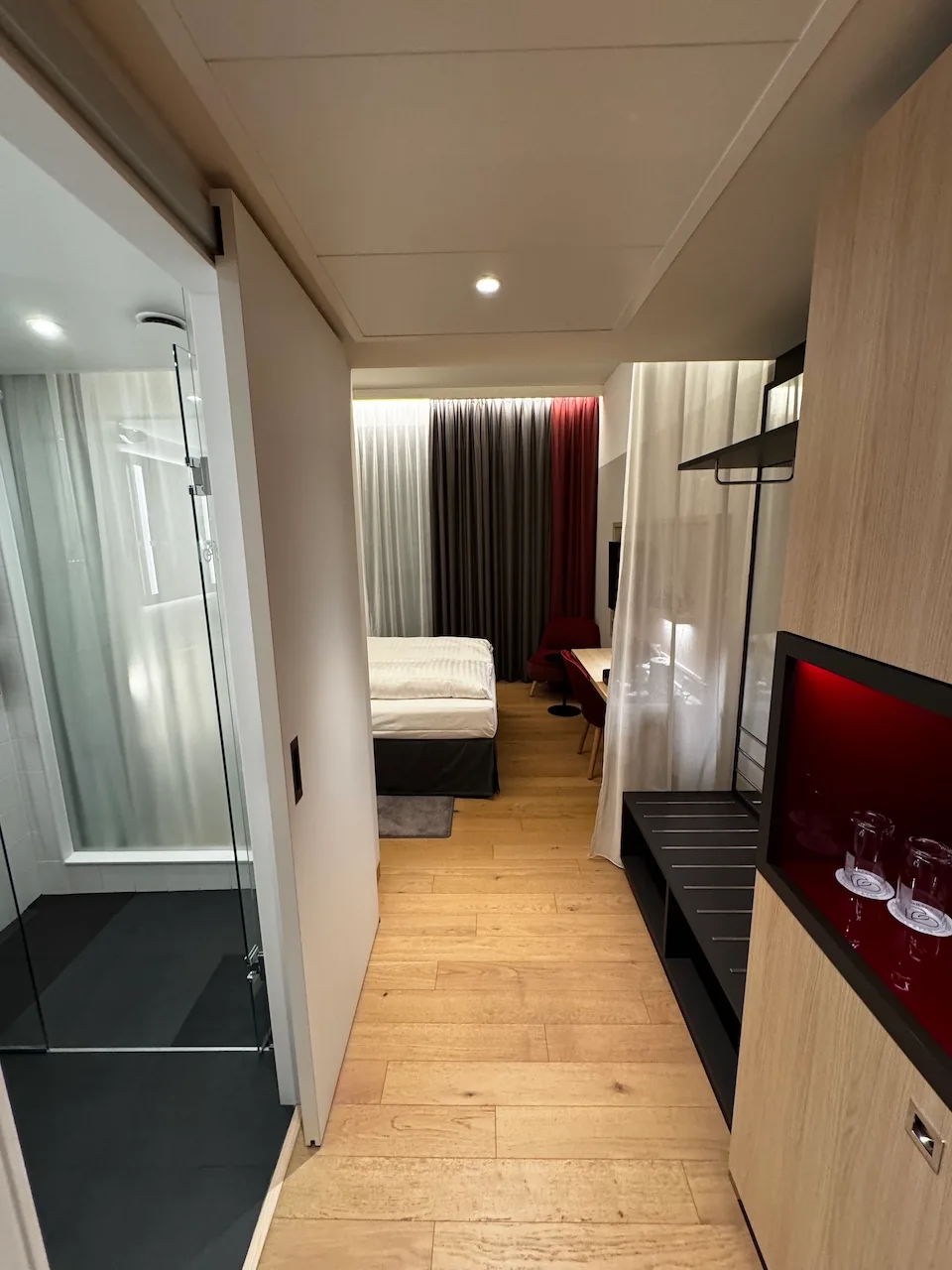 Hotelzimmer mit Doppelbett und Holzboden