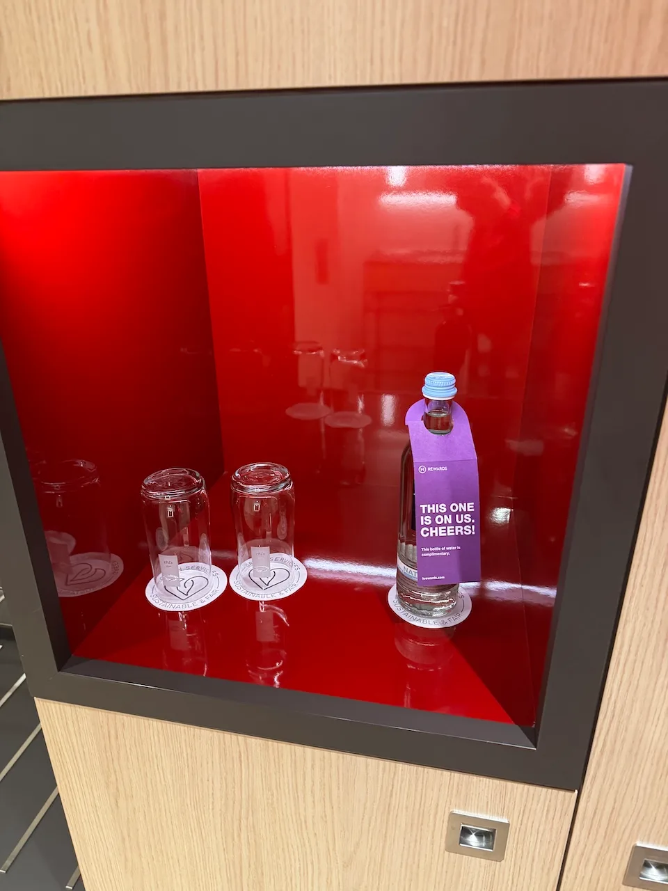 Hotelbar mit Flaschen und Gläsern auf rotem Hintergrund