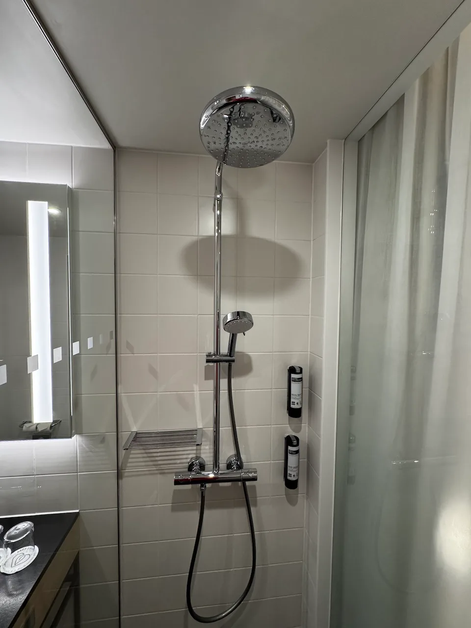 Duschbereich mit Regendusche und Handbrause