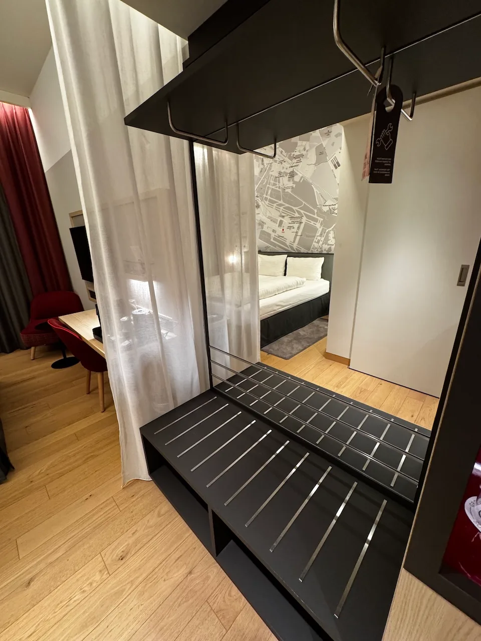 Hotelzimmer mit Doppelbett und Holzboden