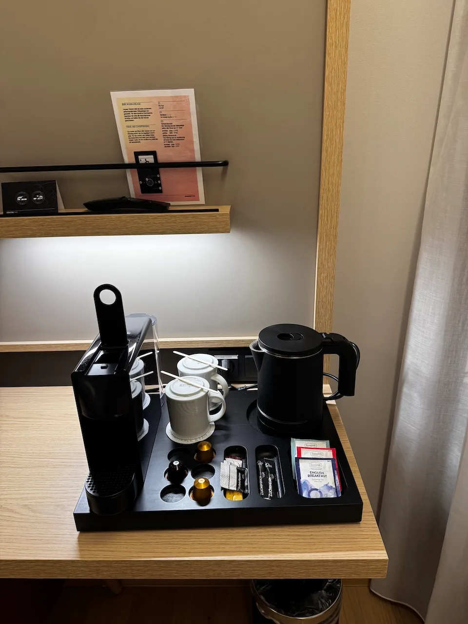 Kaffeemaschine und Wasserkocher auf Serviertablett im Hotelzimmer