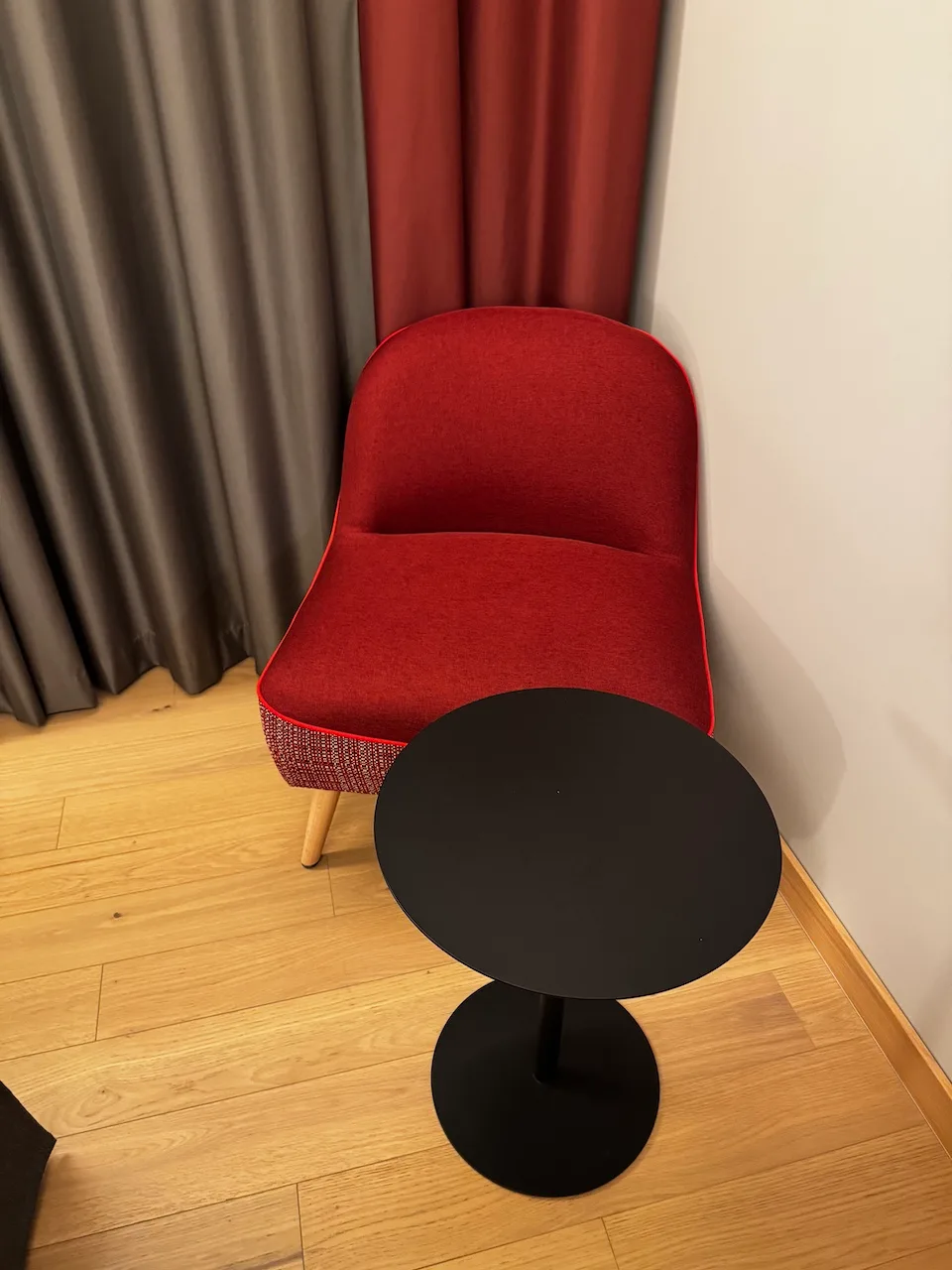 Rote Sessel mit schwarzer Tisch im Hotelzimmer
