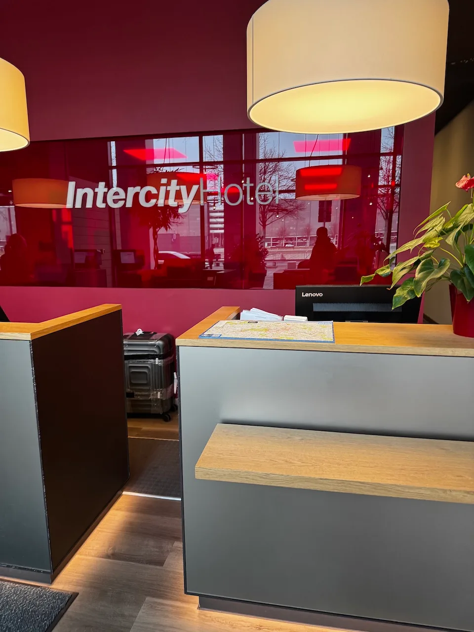 Rezeption des IntercityHotels am Flughafen BER
