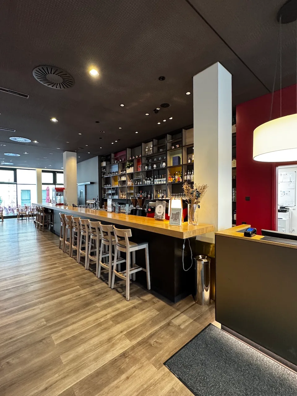 Hotelbar mit Holztresen und Stühlen