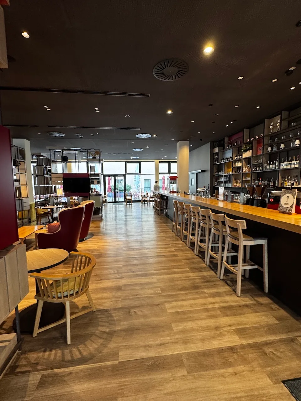 Lobby mit Bar und Sitzbereich im Flughafenhotel