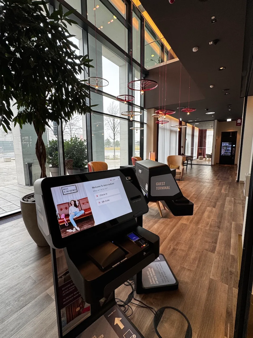 Hotellobby mit Selbstbedienungsstation für Gäste