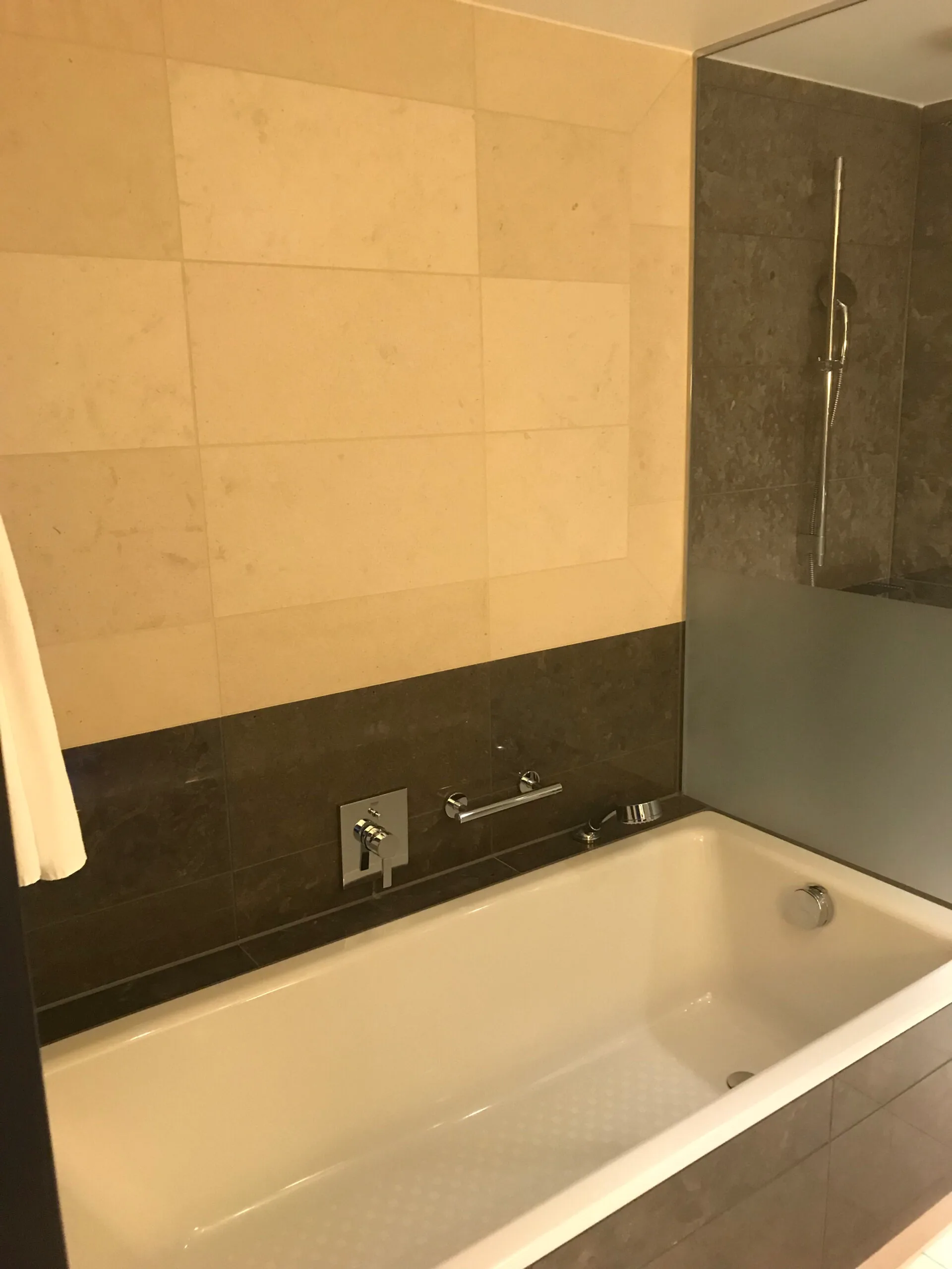 Hotelbad mit Badewanne und Marmorfliesen