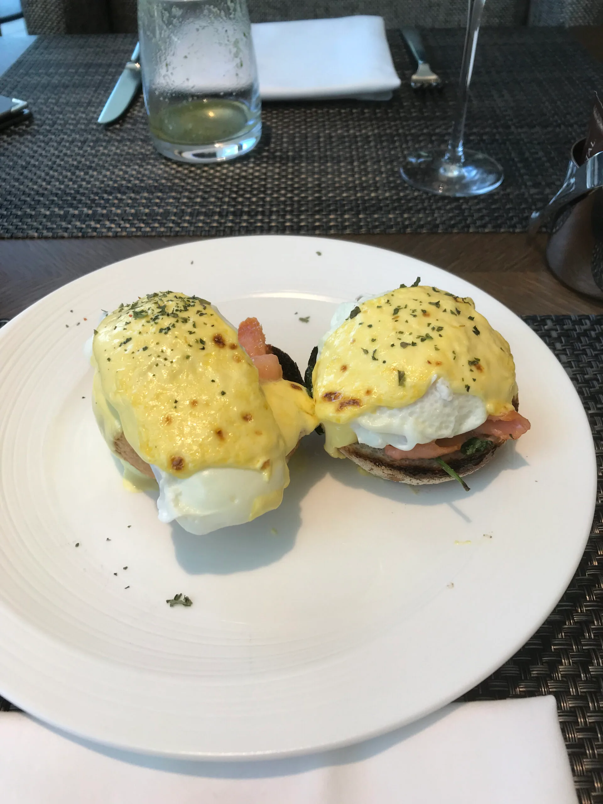 Eierbrötchen mit Belag auf Teller