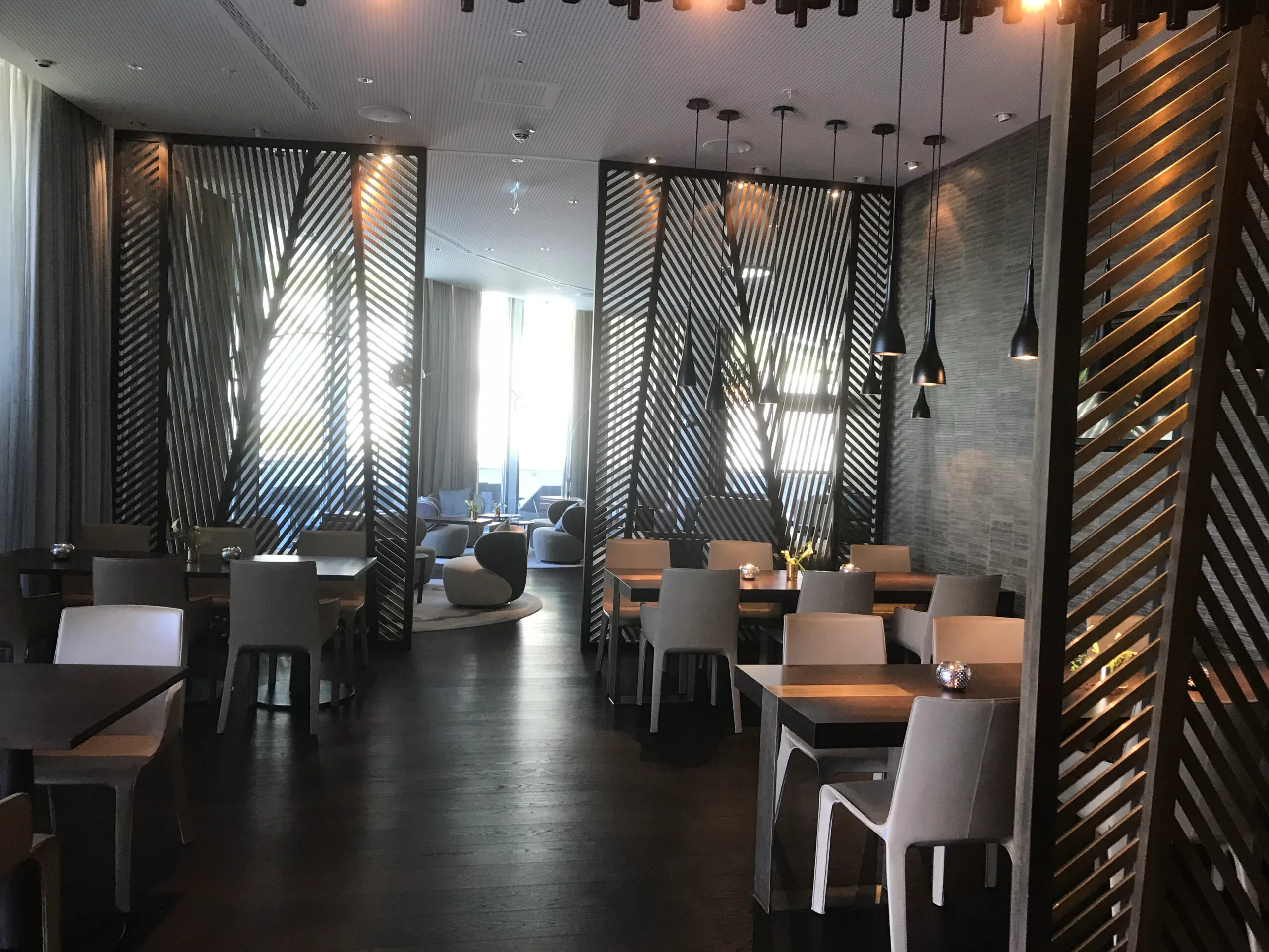 Lobby des Hotels mit moderner Einrichtung und Holzvertäfelungen