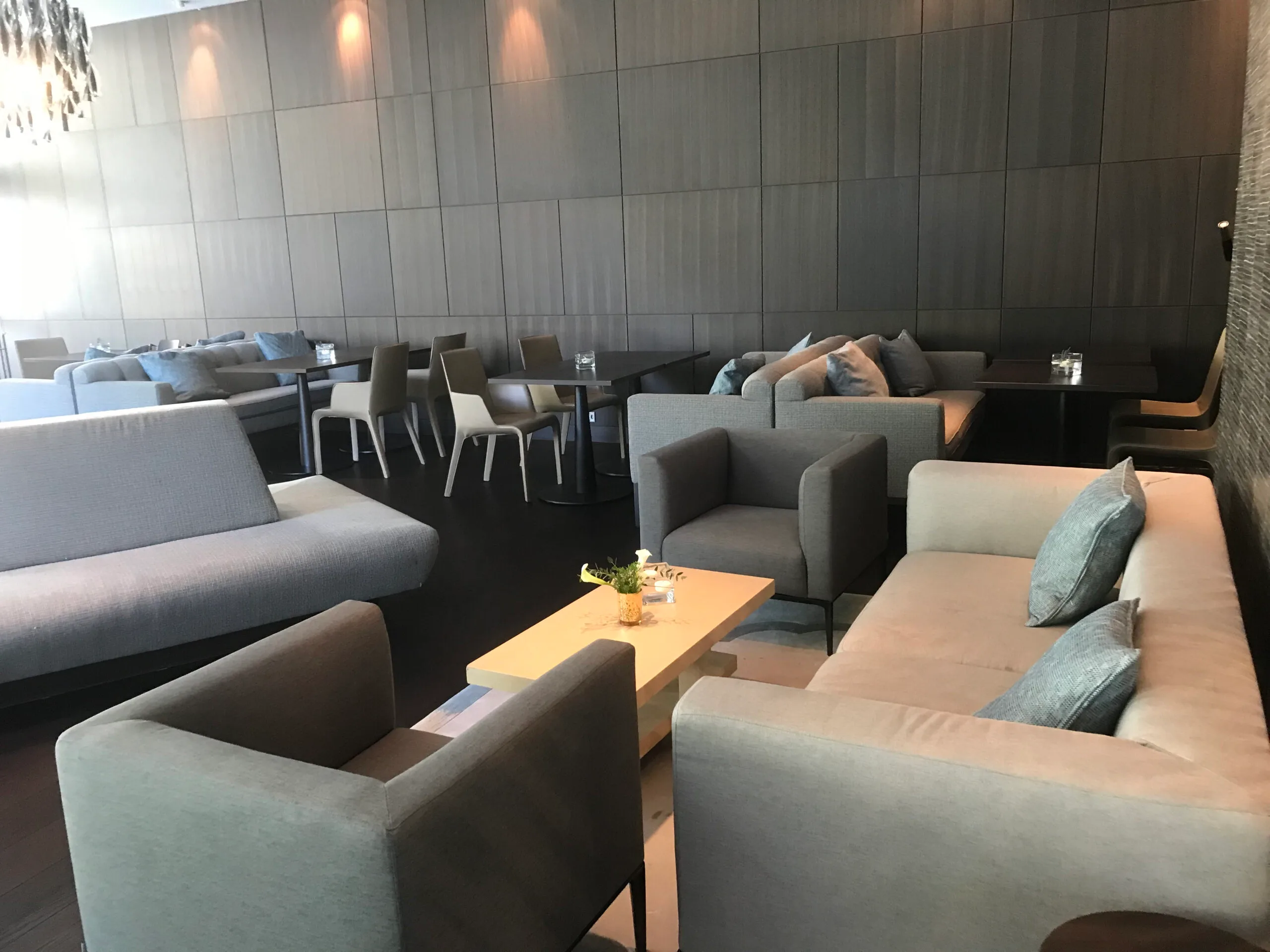 Loungebereich mit grauen Sofas und Tischen