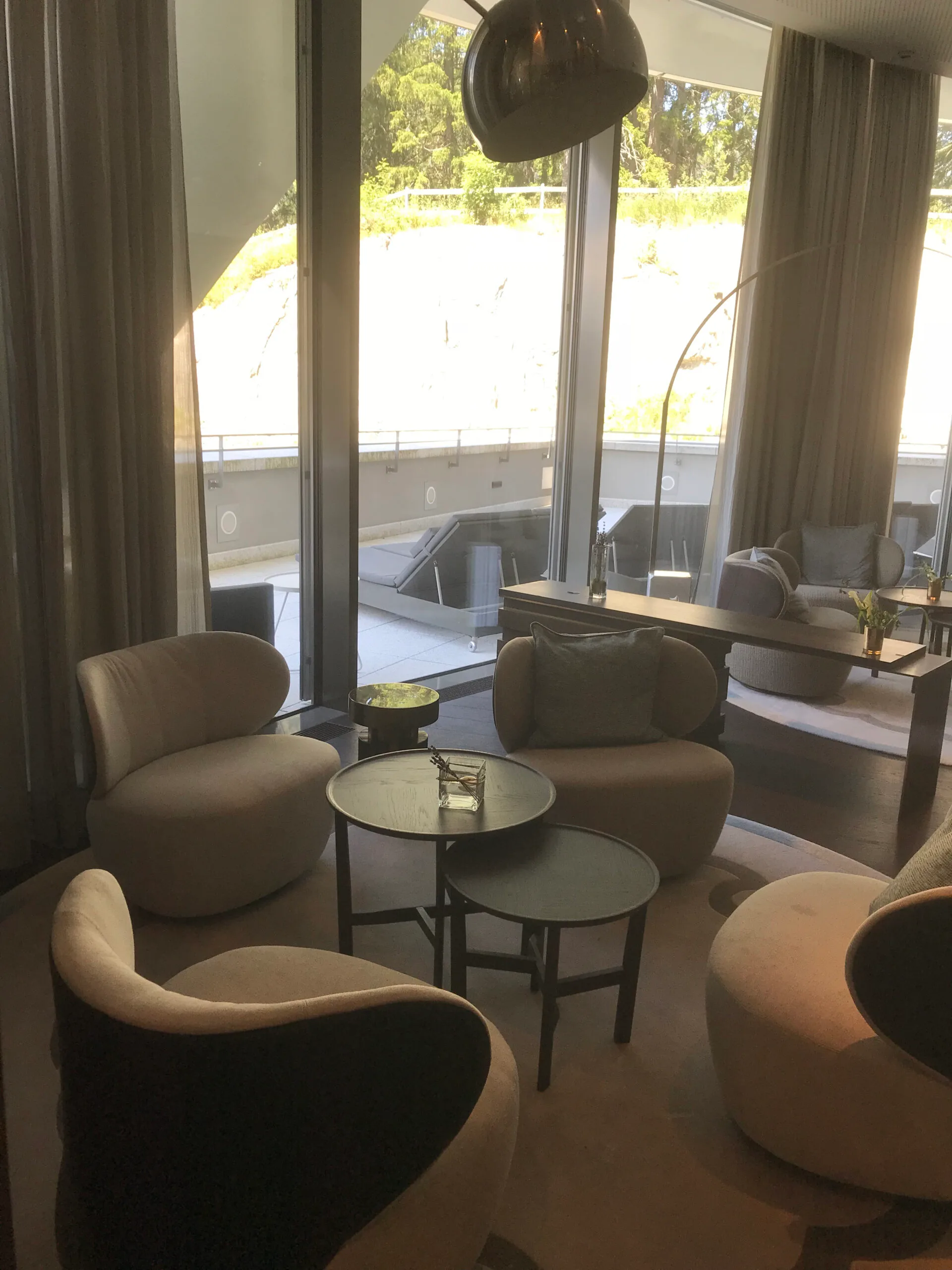 Loungebereich mit Sesseln und Couchen im modernen Design