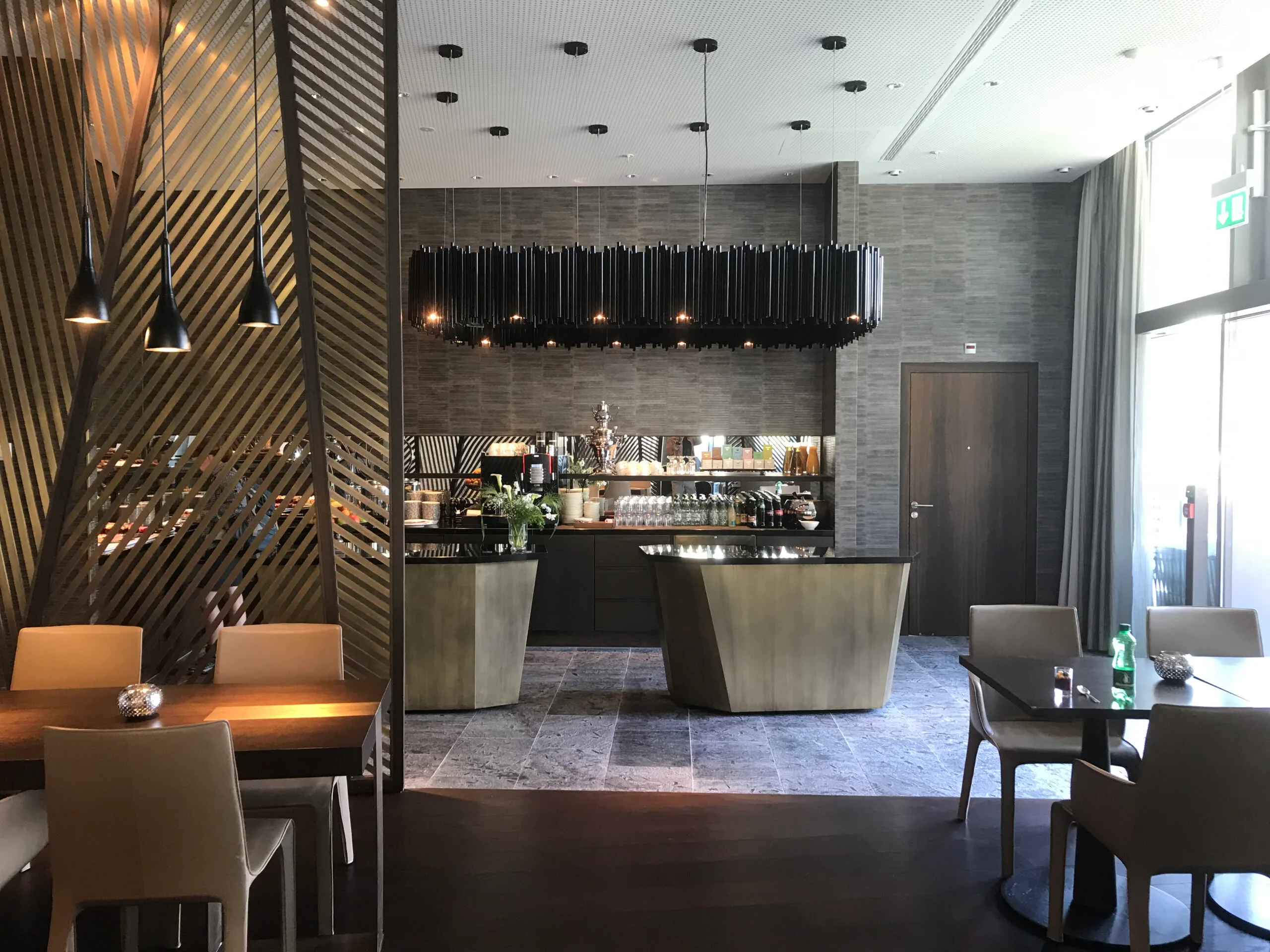 Lobby eines Hotels mit moderner Beleuchtung und Bar