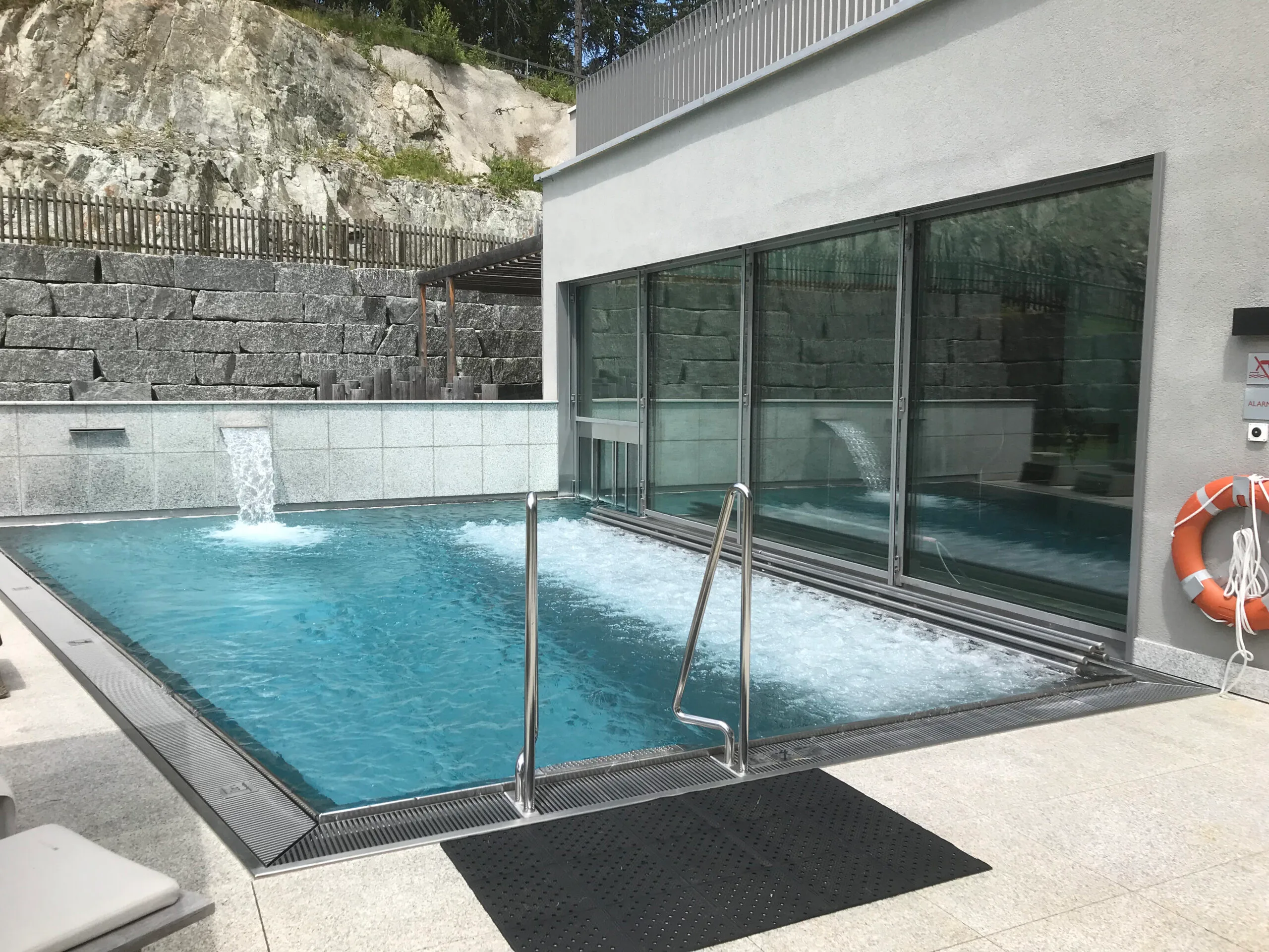 Außenbereich mit Pool und Wasserfall im Hotel