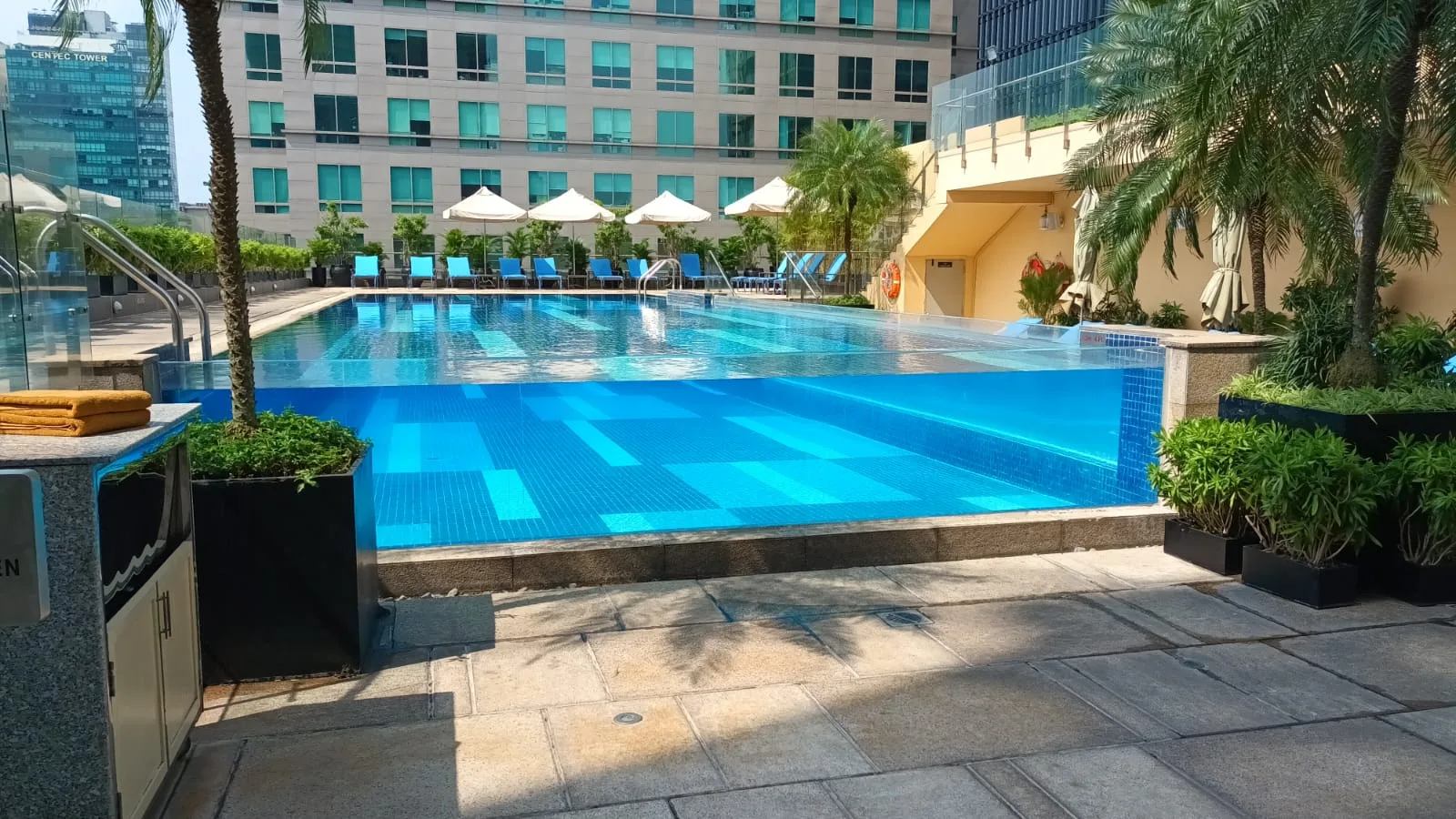 Außenbereich mit Pool und Liegestühlen im Hotel