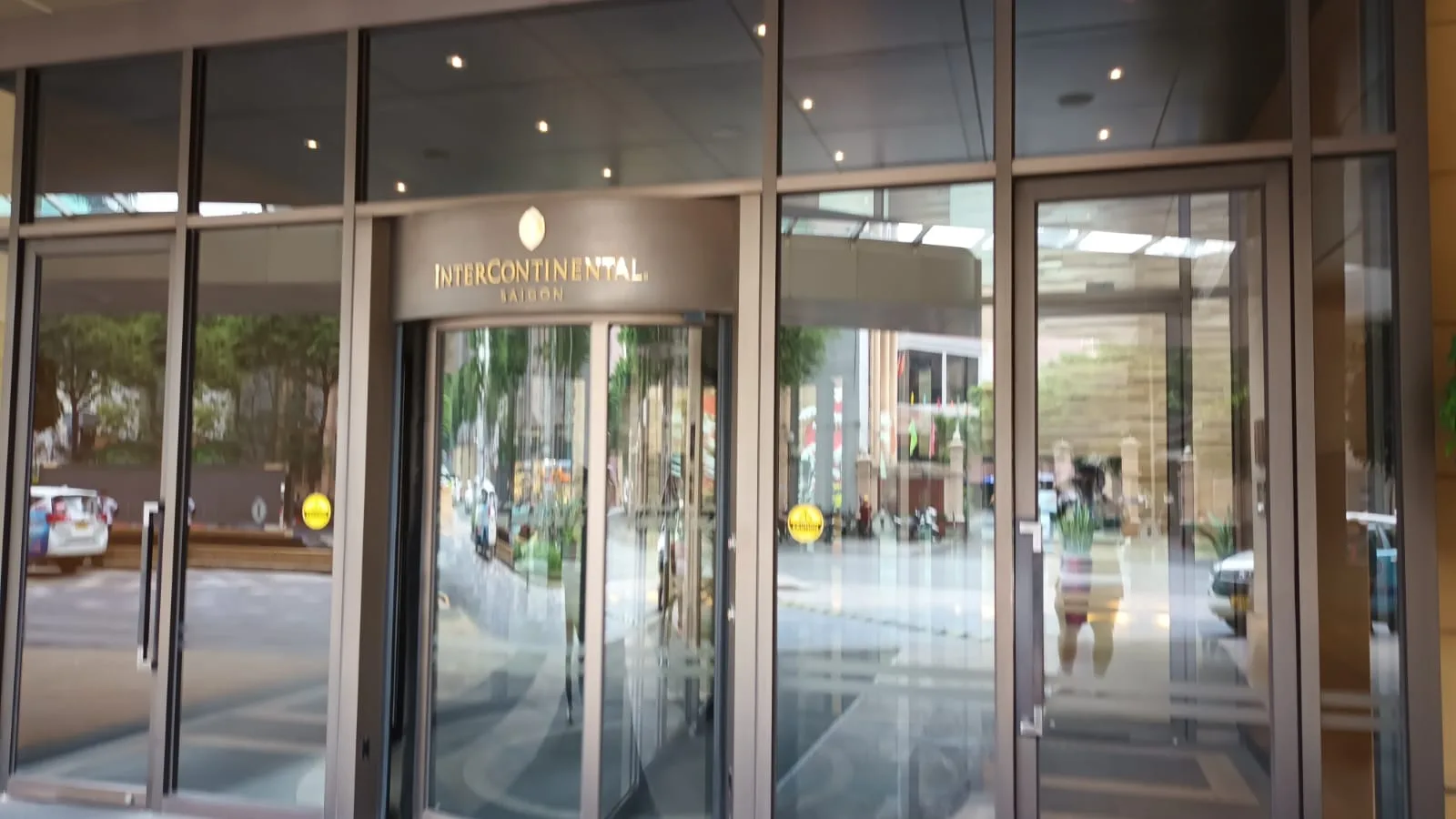 Intercontinental-Hotel-Eingang mit Glasfronten