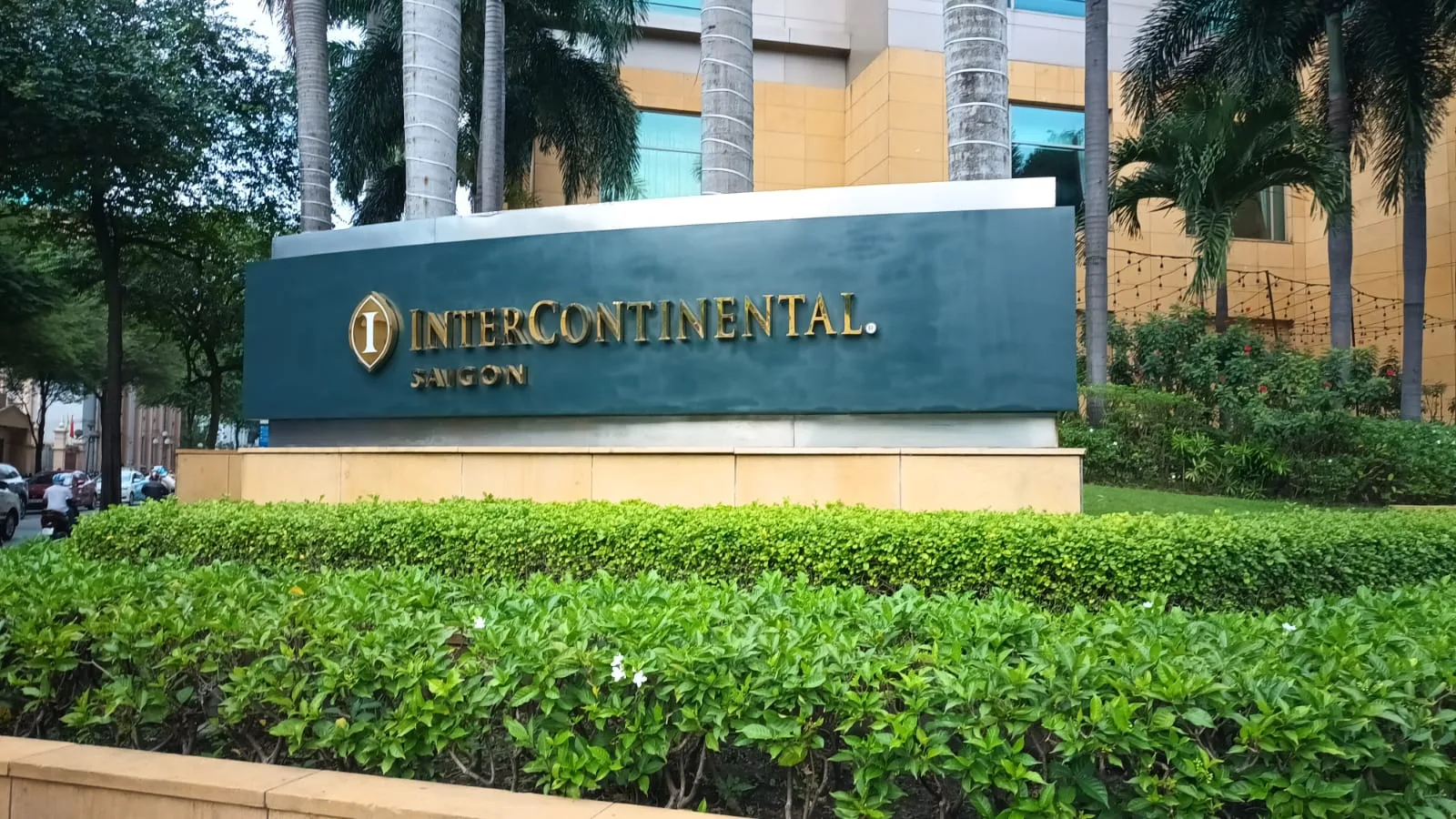 InterContinental-Schild vor gepflegtem Grün
