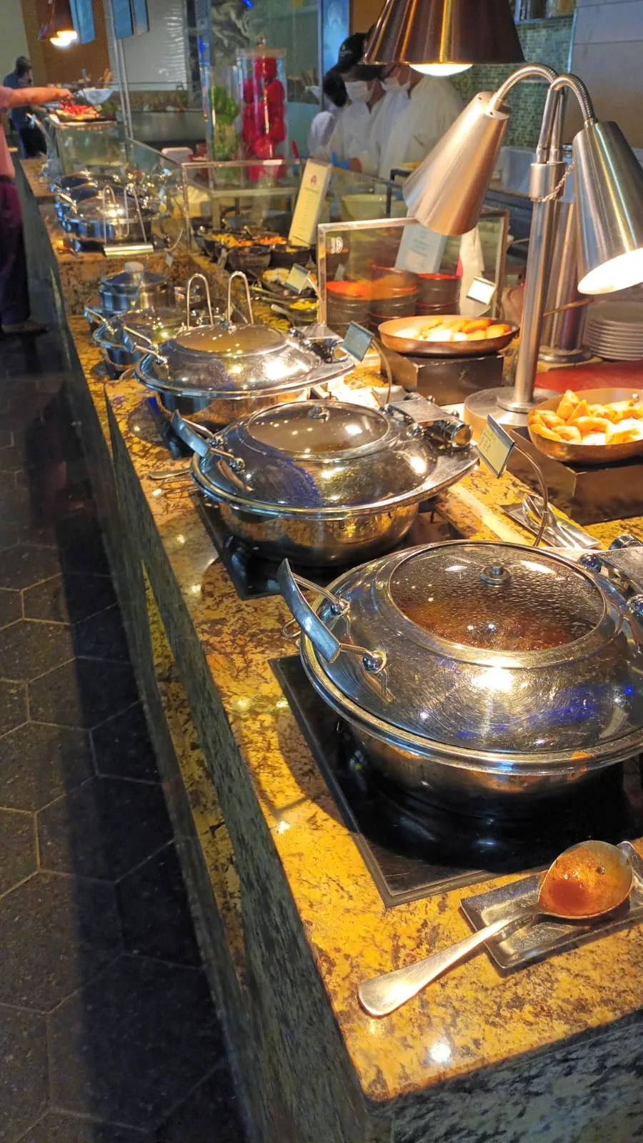 Buffet mit verschiedenen Schalen und Deckeln auf Granitarbeitsplatte