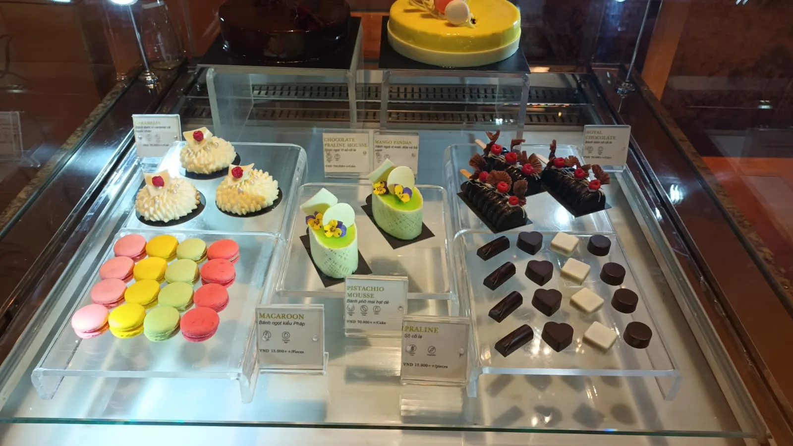 Schokoladenpralinen und Macarons in einer Vitrine