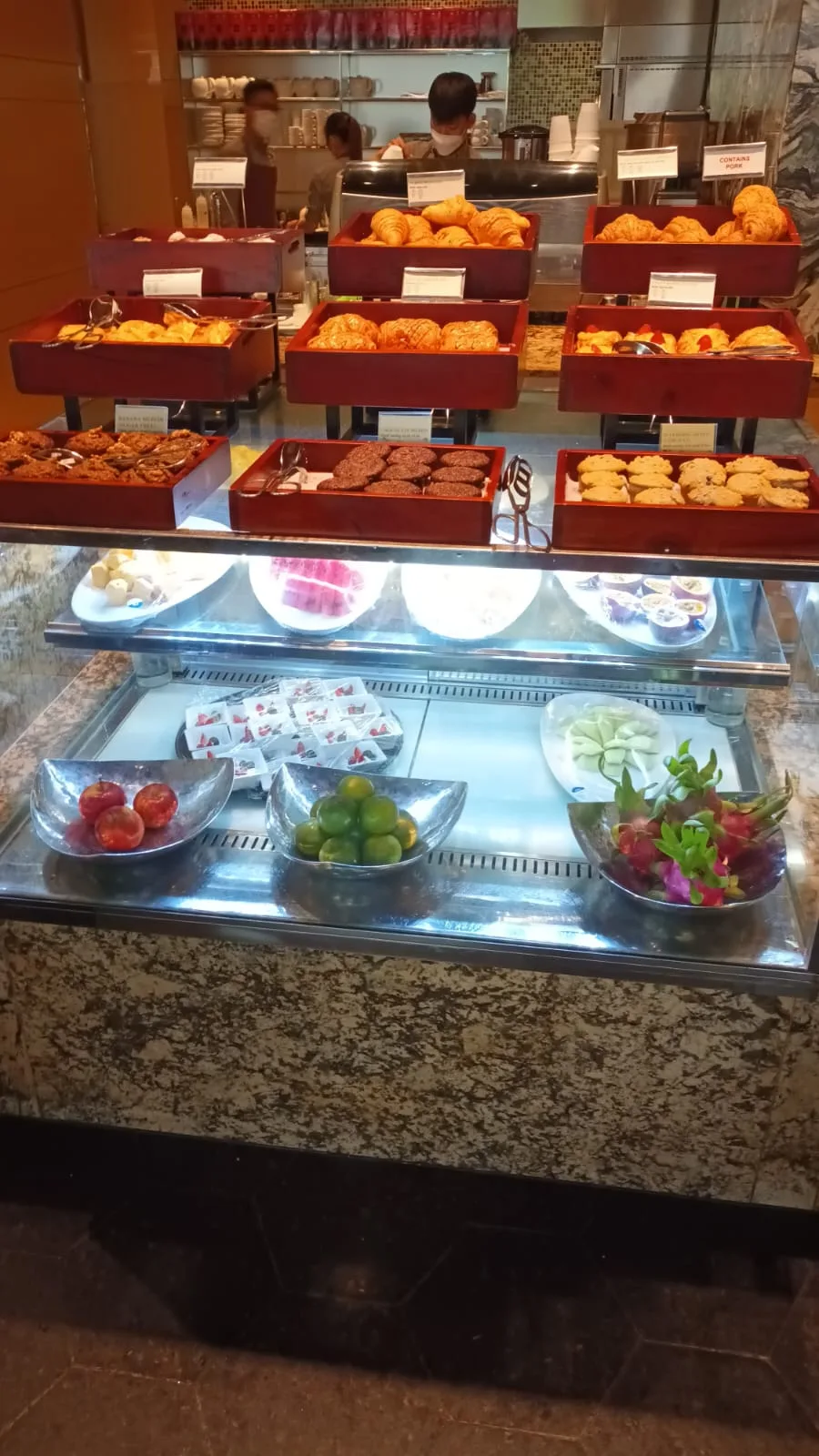 Frühstückbuffet mit Kuchen, Croissants und Früchten