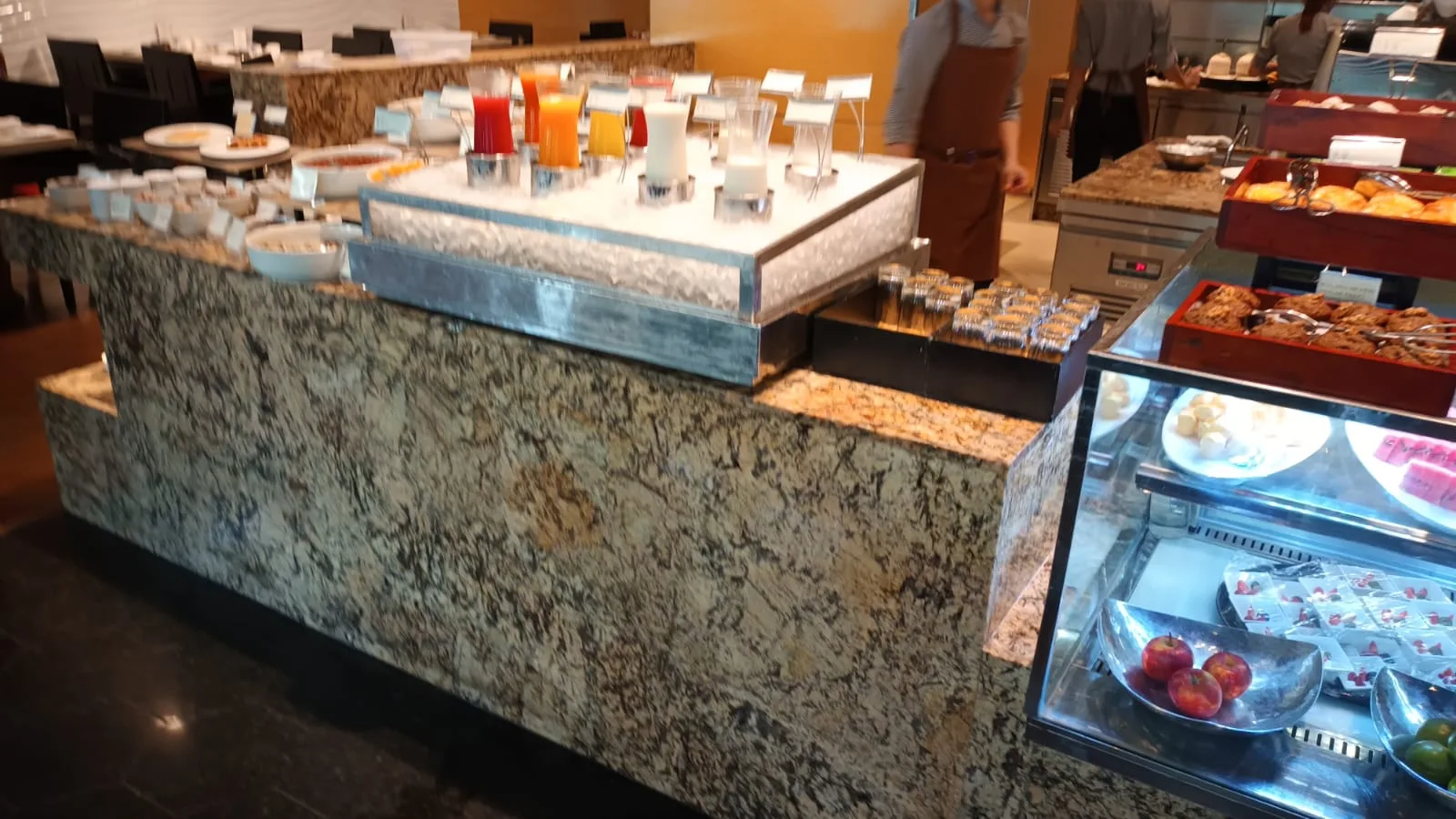 Frühstücksbuffet mit Getränken und Gebäck auf Granitplatten