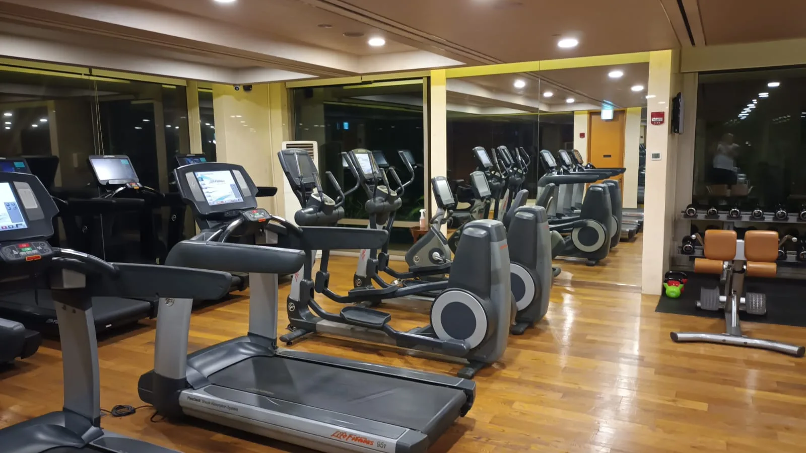 Fitnessraum mit Laufbändern und Fahrrädern