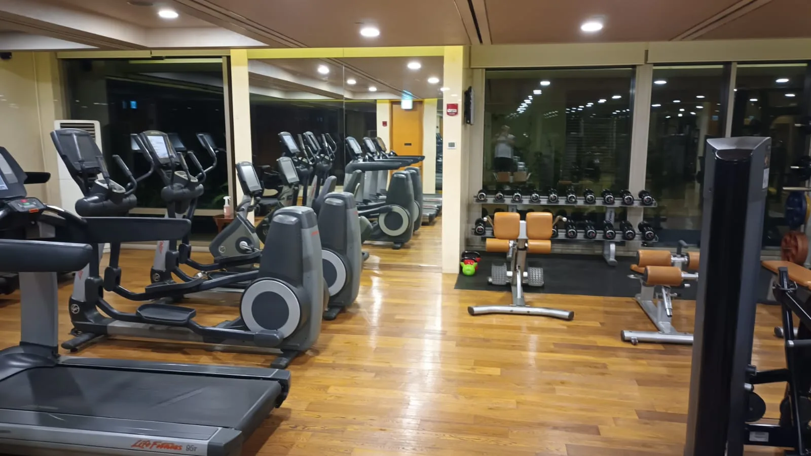Fitnessraum mit Laufbändern, Elliptikern und Gewichten