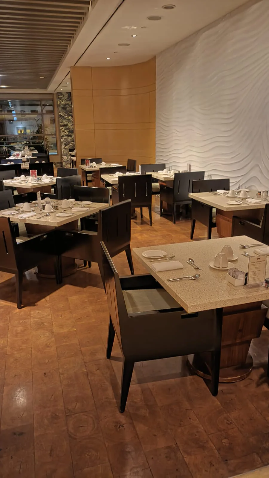 Esszimmer im Hotel mit Tischen und Stühlen