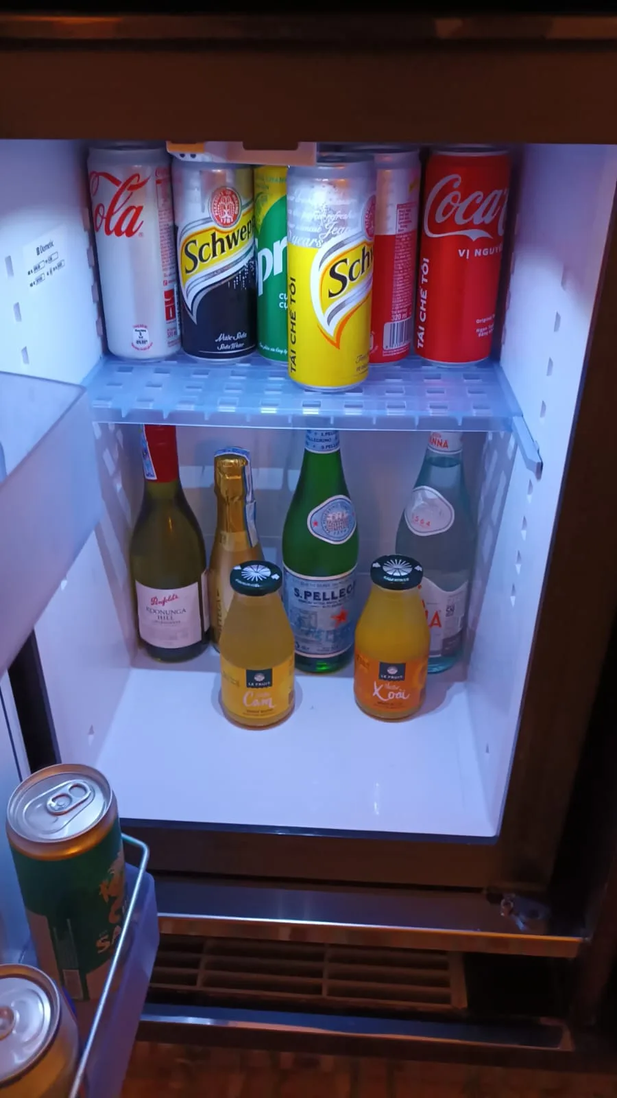 Mini-Kühlschrank mit Getränken wie Cola, Schweppes und S.Pellegrino