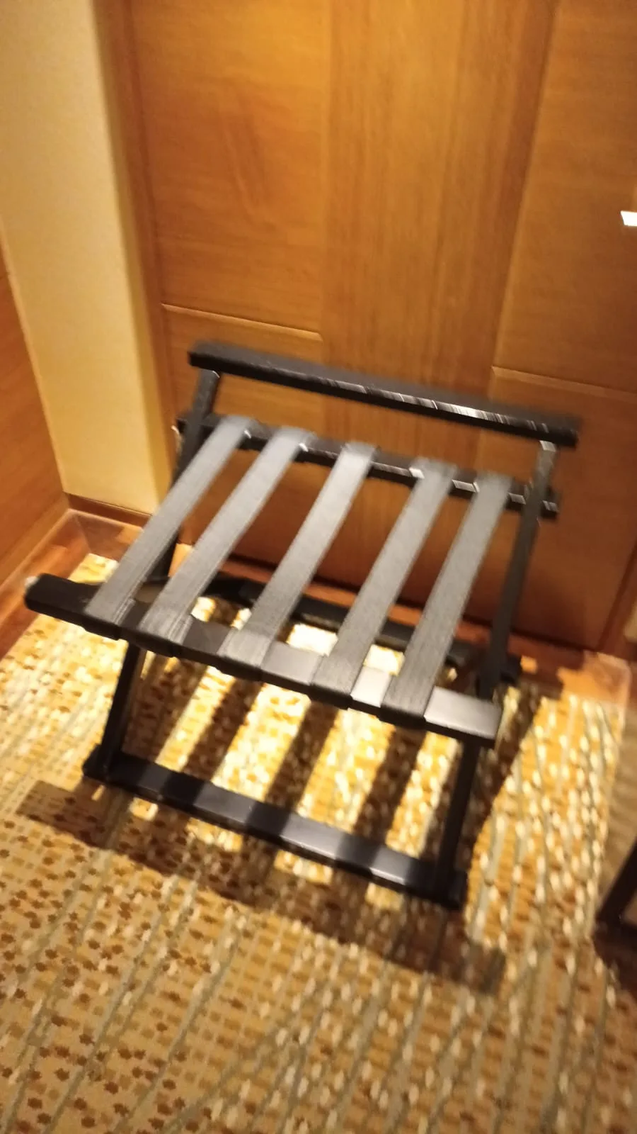 Gepolsterter Sitzständer aus Holz im Hotel