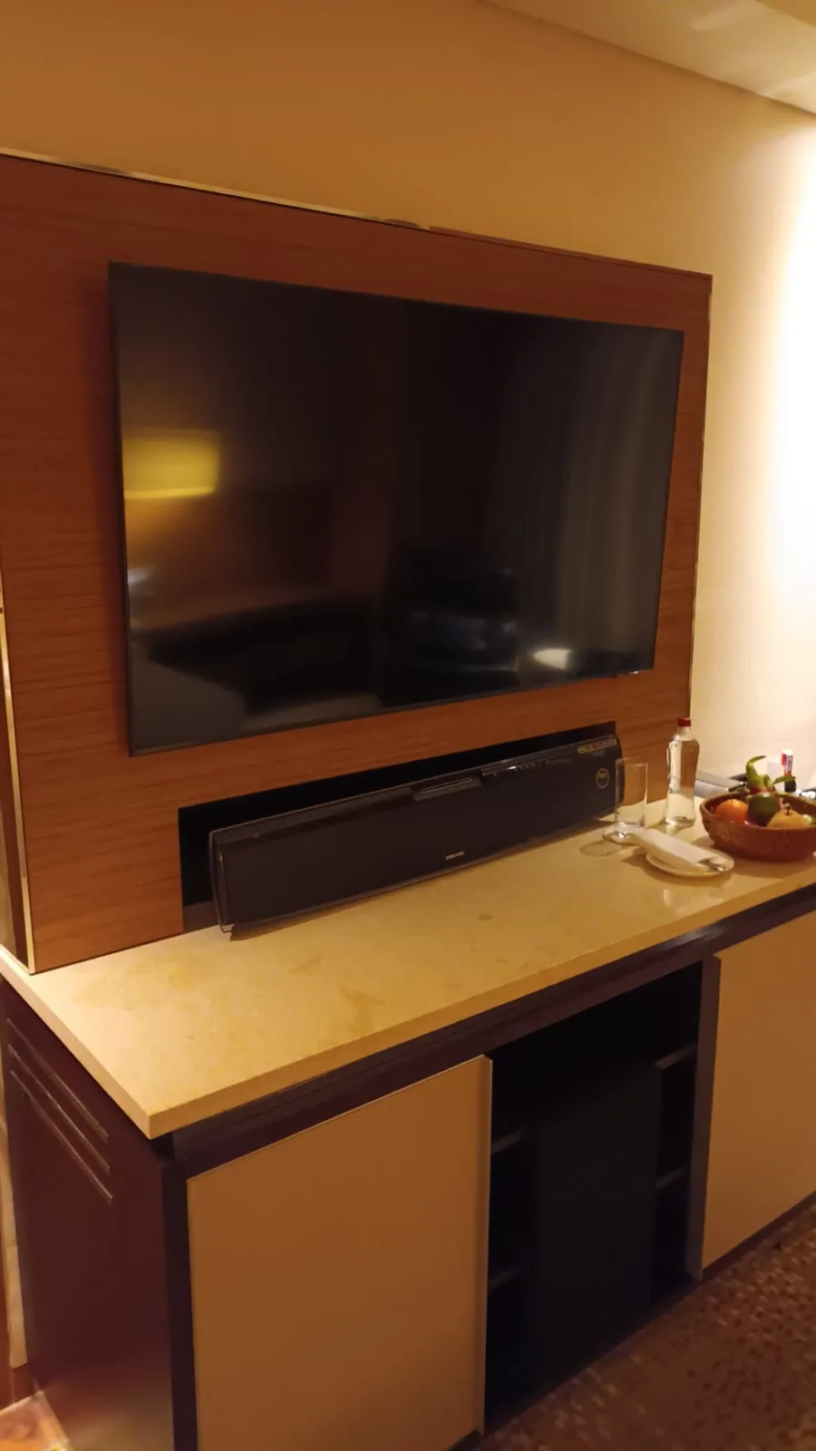 Hotelzimmer mit Flachbildfernseher und Sideboard