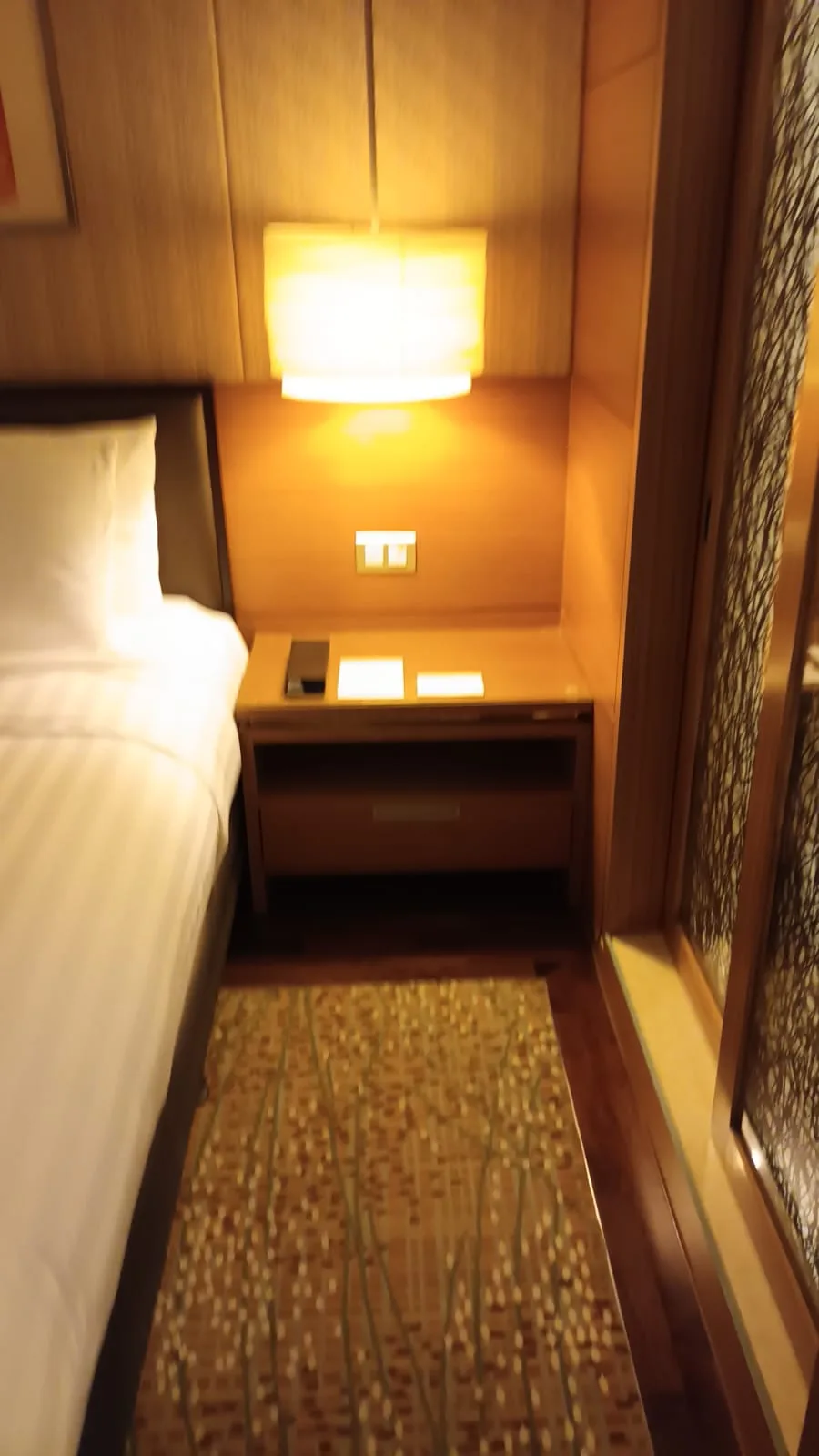Hotelzimmer mit Doppelbett und Nachttisch