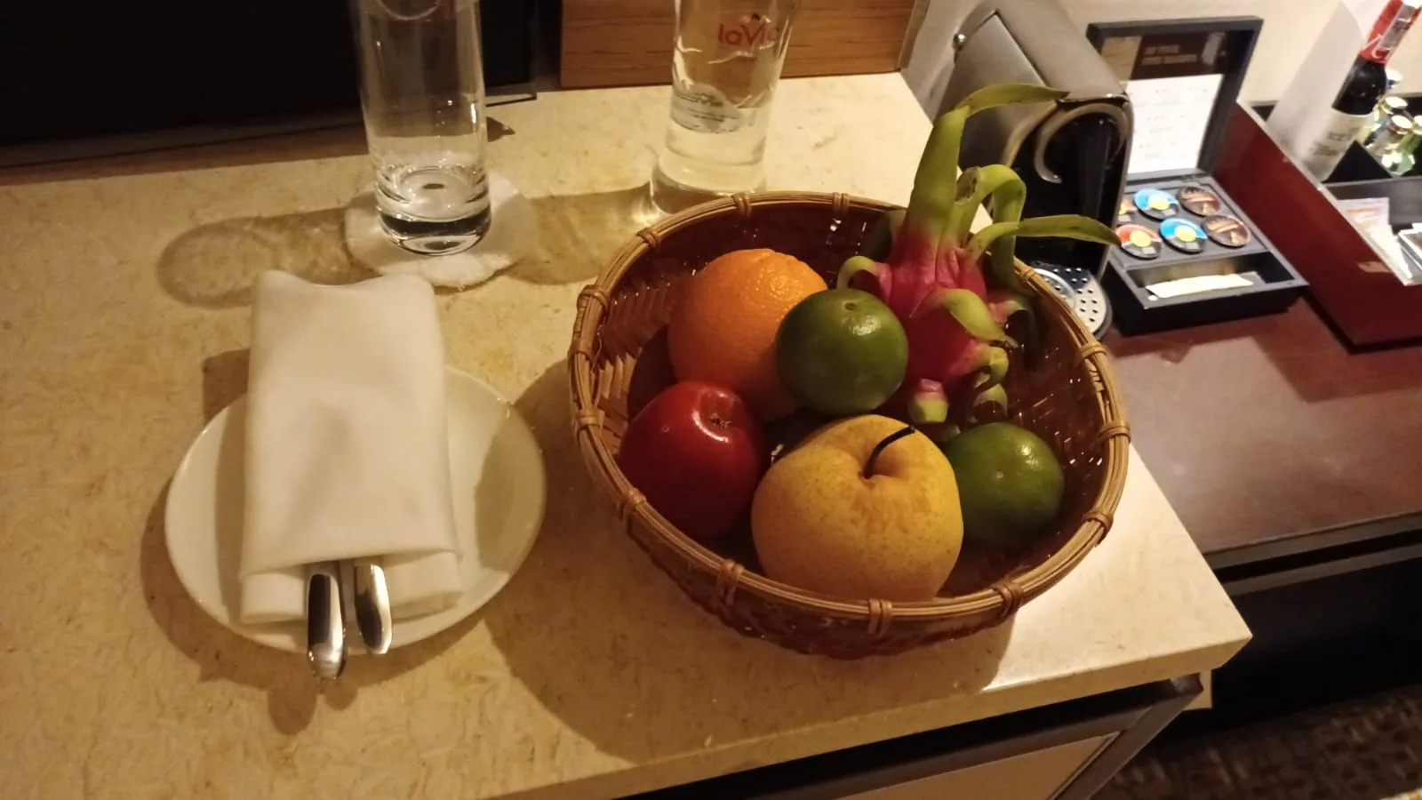 Hotelzimmertisch mit Obstschale und Serviette