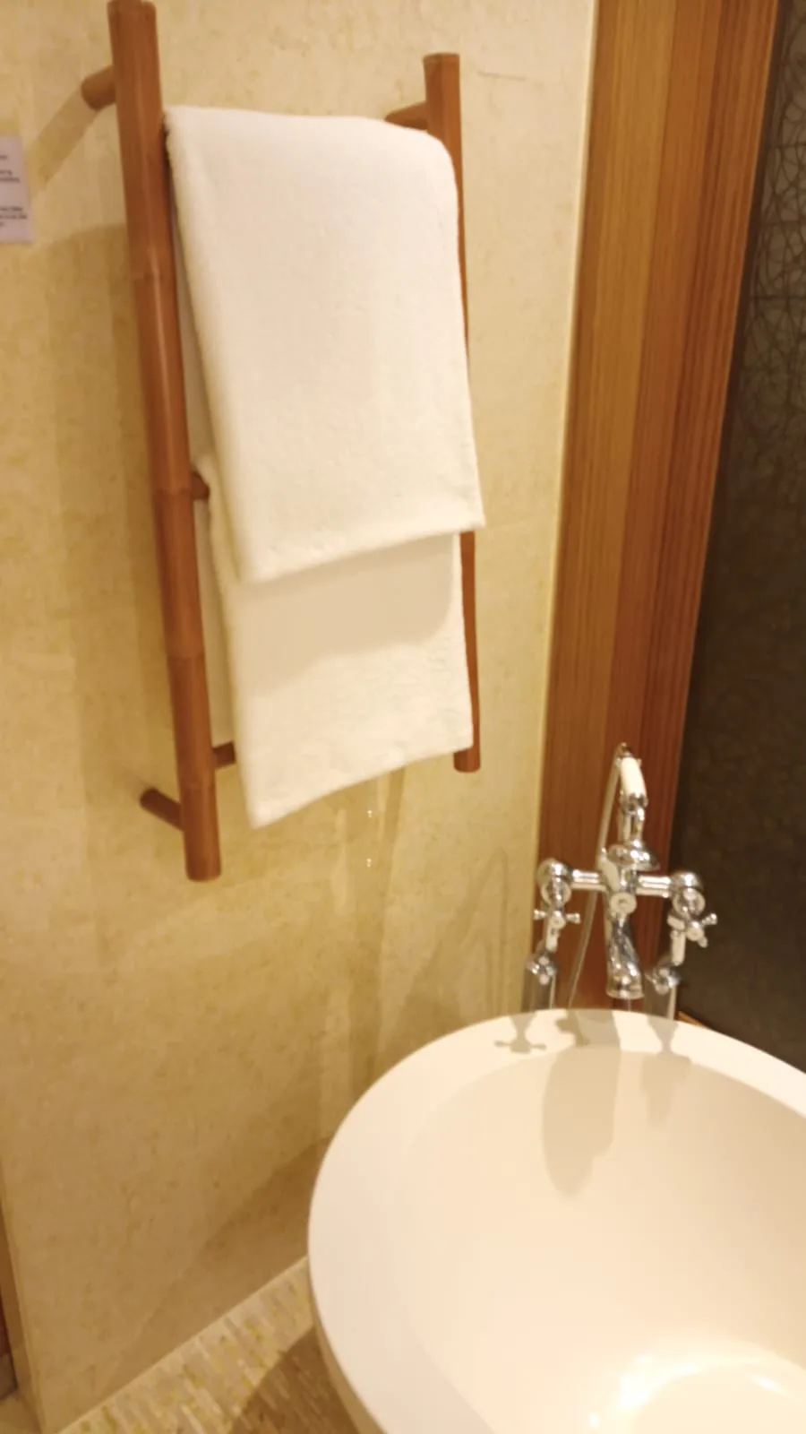 Wand mit Handtuchhalter und Handtüchern im Badezimmer