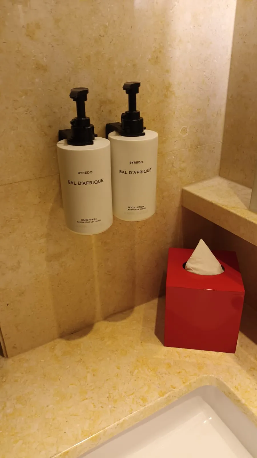 Handseife und Körperlotion von Byredo in der Hotelzimmerecke