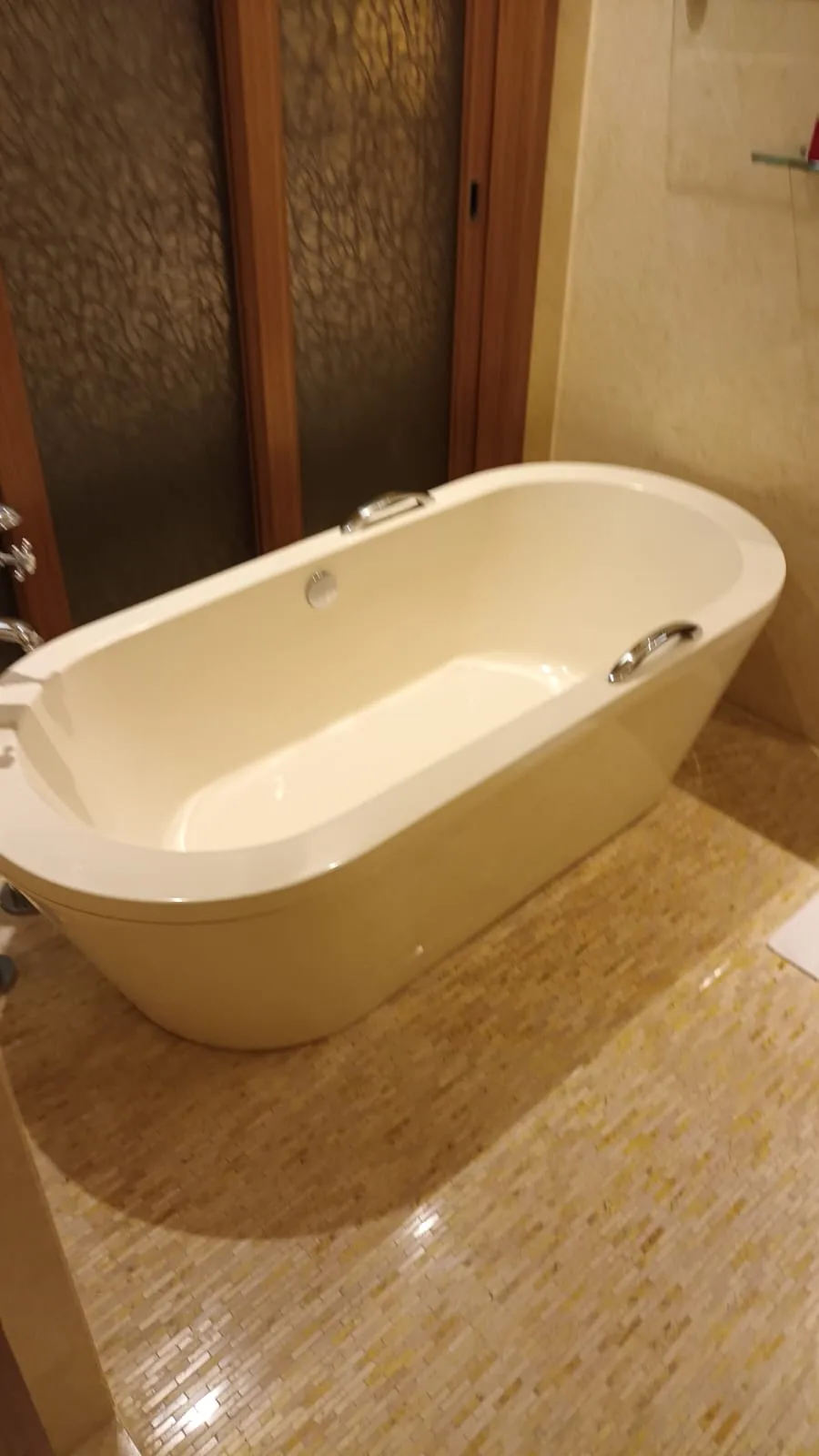Freistehende Badewanne in luxuriösem Badezimmer