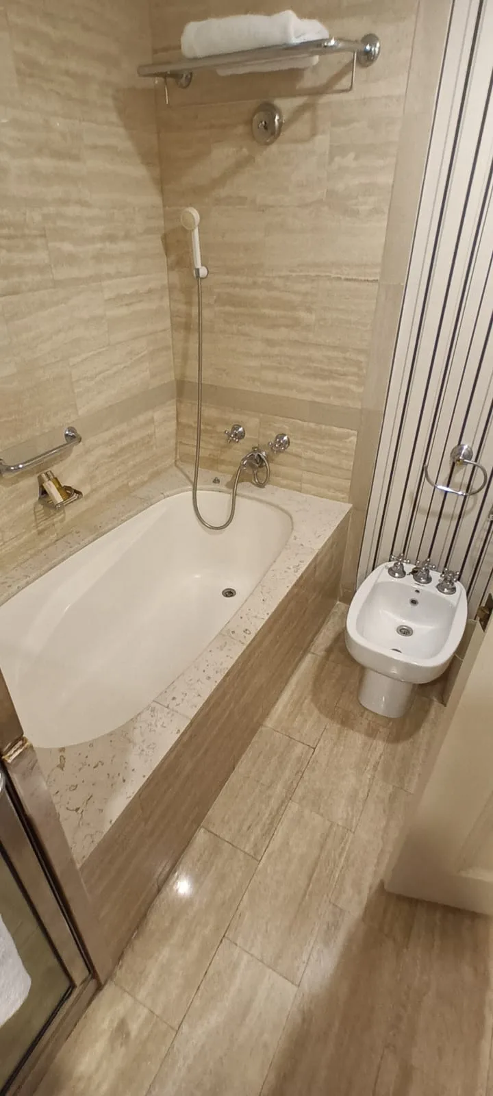 Moderne Badezimmeranlage mit Badewanne und Bidet