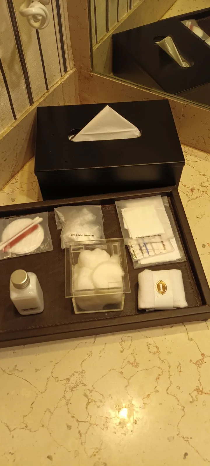 Hotelzimmereinrichtung mit Kosmetikset und Handtuch