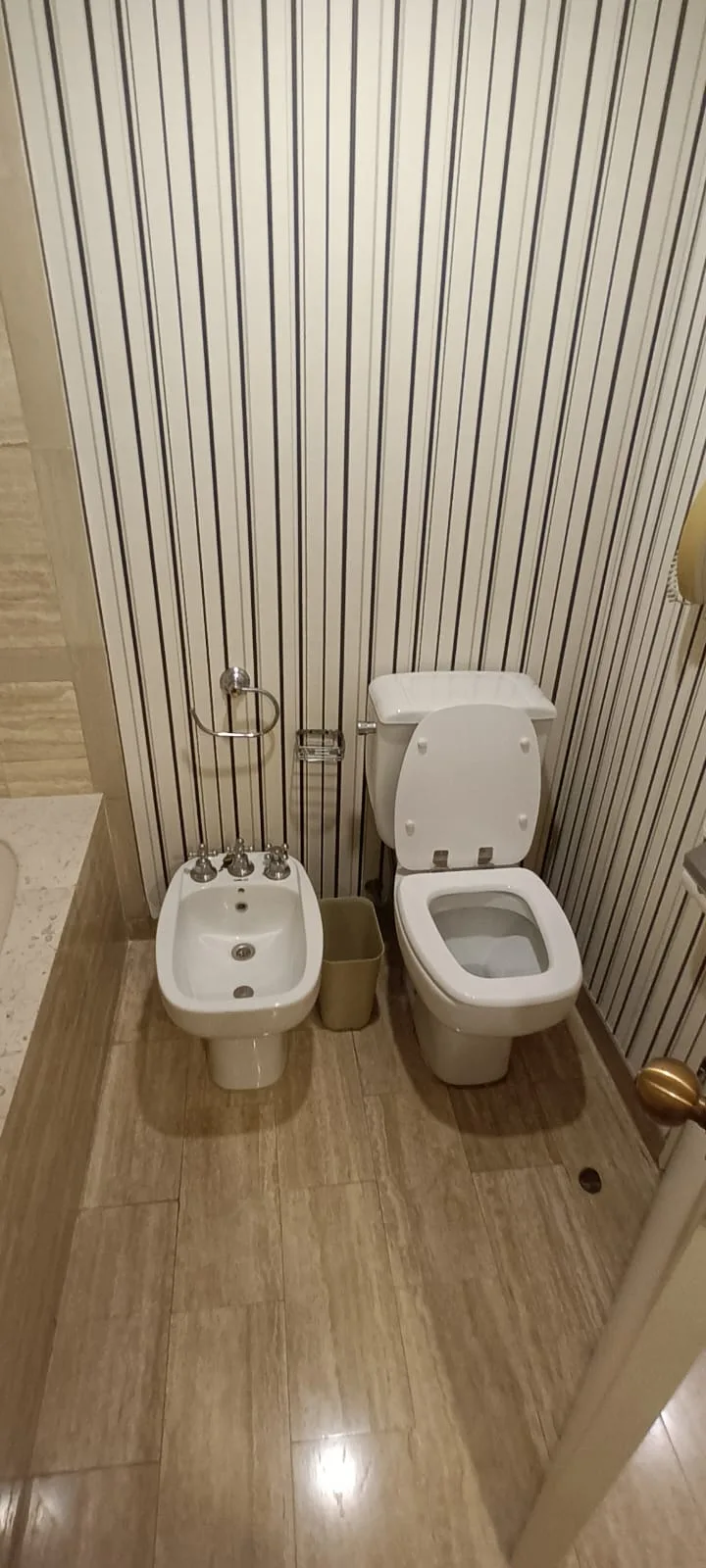 Badezimmer mit Bidet und Toilette