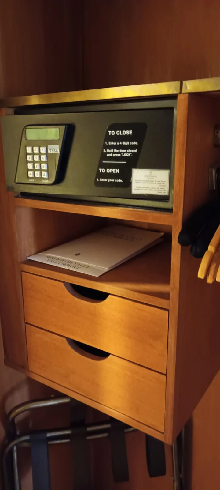 Schrank mit Safe und Anweisungen zur Sicherheit