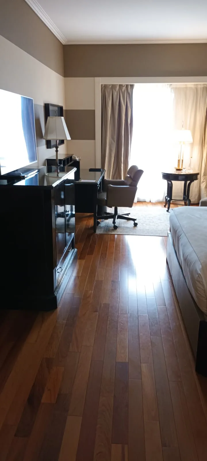 Hotelzimmer mit Doppelbett und Schreibtisch im modernen Design