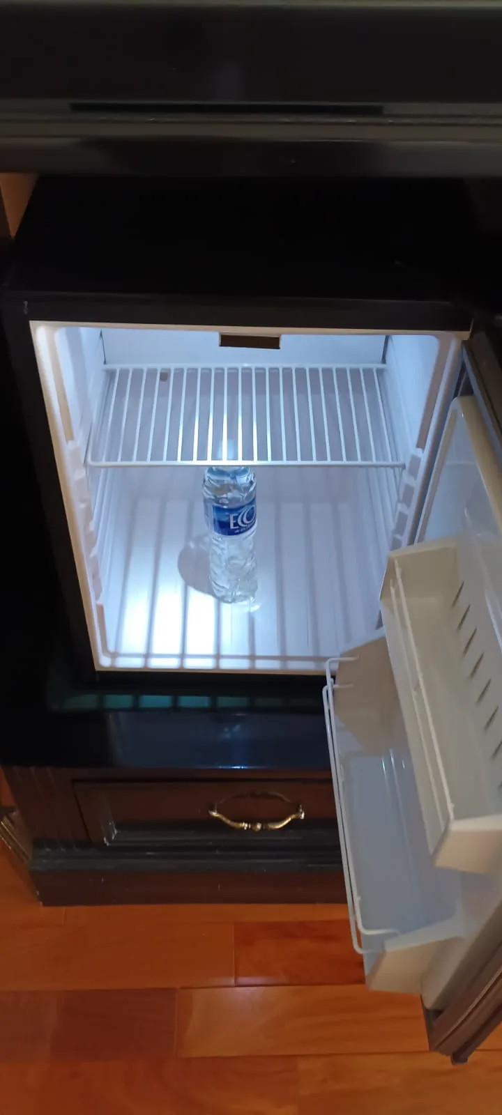 Kühlschrank mit einer Wasserflasche darin