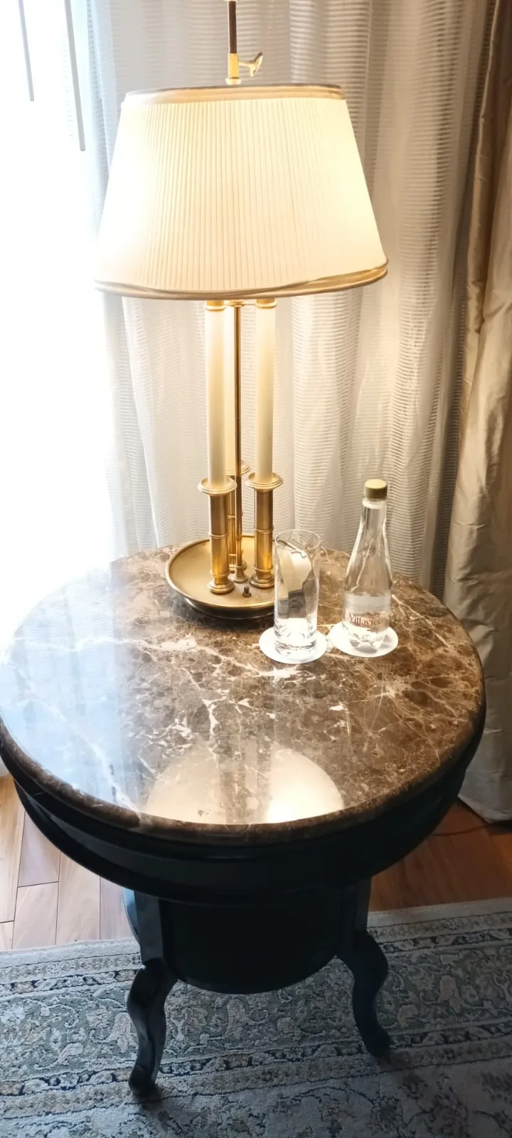 Nachtisch mit Lampe und Flasche auf Marmorplatte