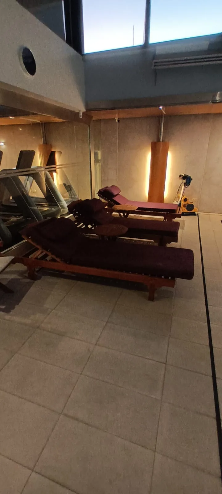 Entspannungsoptionen im Wellnessbereich mit Liegestühlen