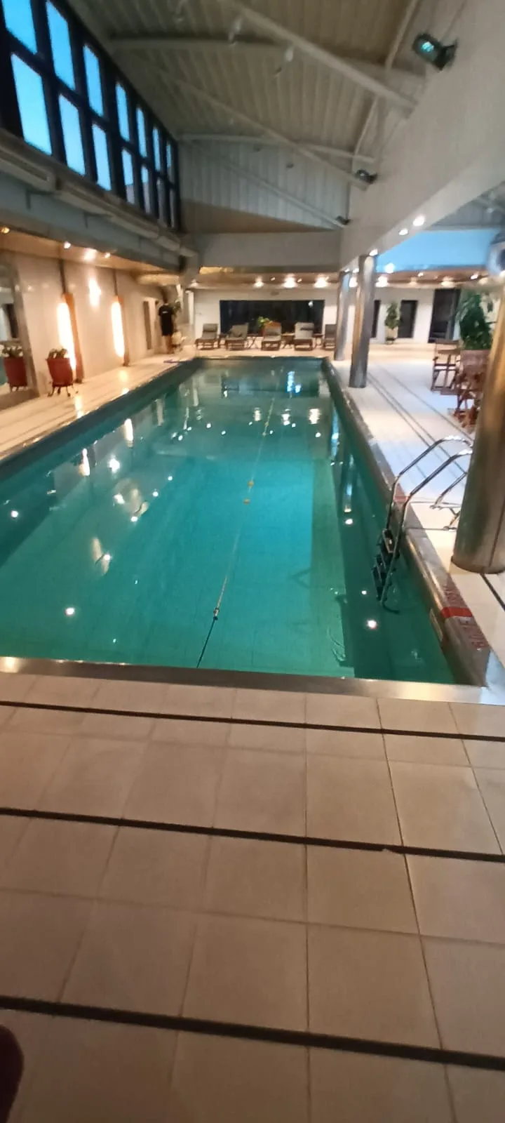 Indoor Swimmingpool im Hotel mit Sitzgelegenheiten