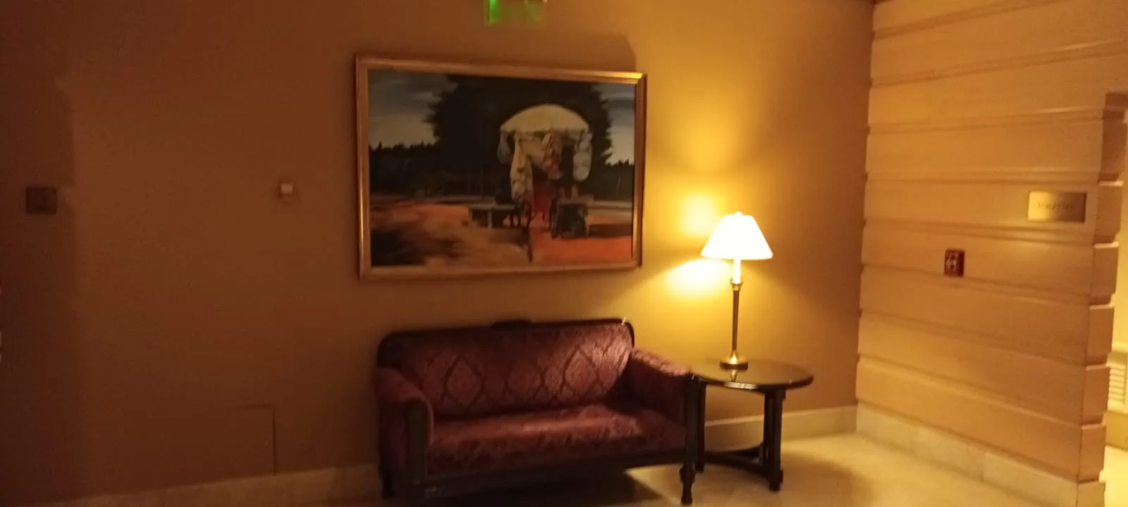 Hotellobby mit Couch und Bild an der Wand