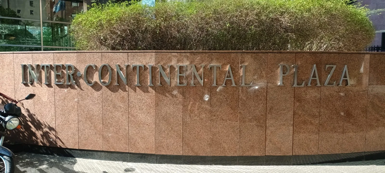 Fassade des Intercontinental Plaza mit Schriftzug