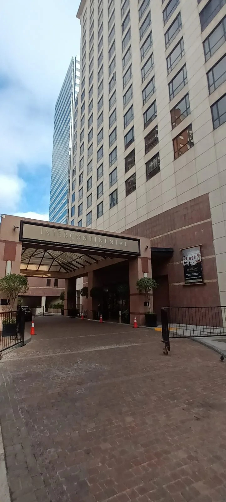 Haupteingang des Intercontinental Hotels mit Schild und Eingangstor